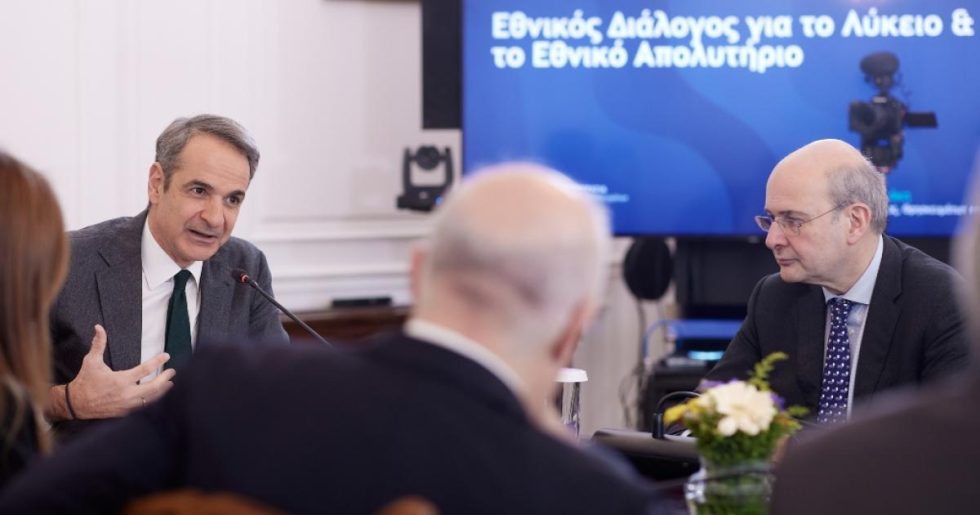 Η κυβέρνηση αποφασίζει, η κοινωνία καλείται να επικυρώσει
